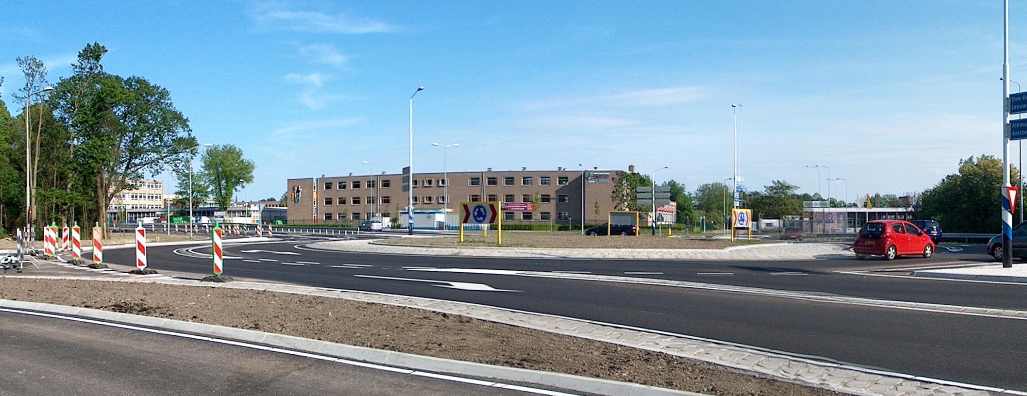 Aerial photograph of a turbo-roundabout on the N506 near Hoorn, showing spiral lane markings.